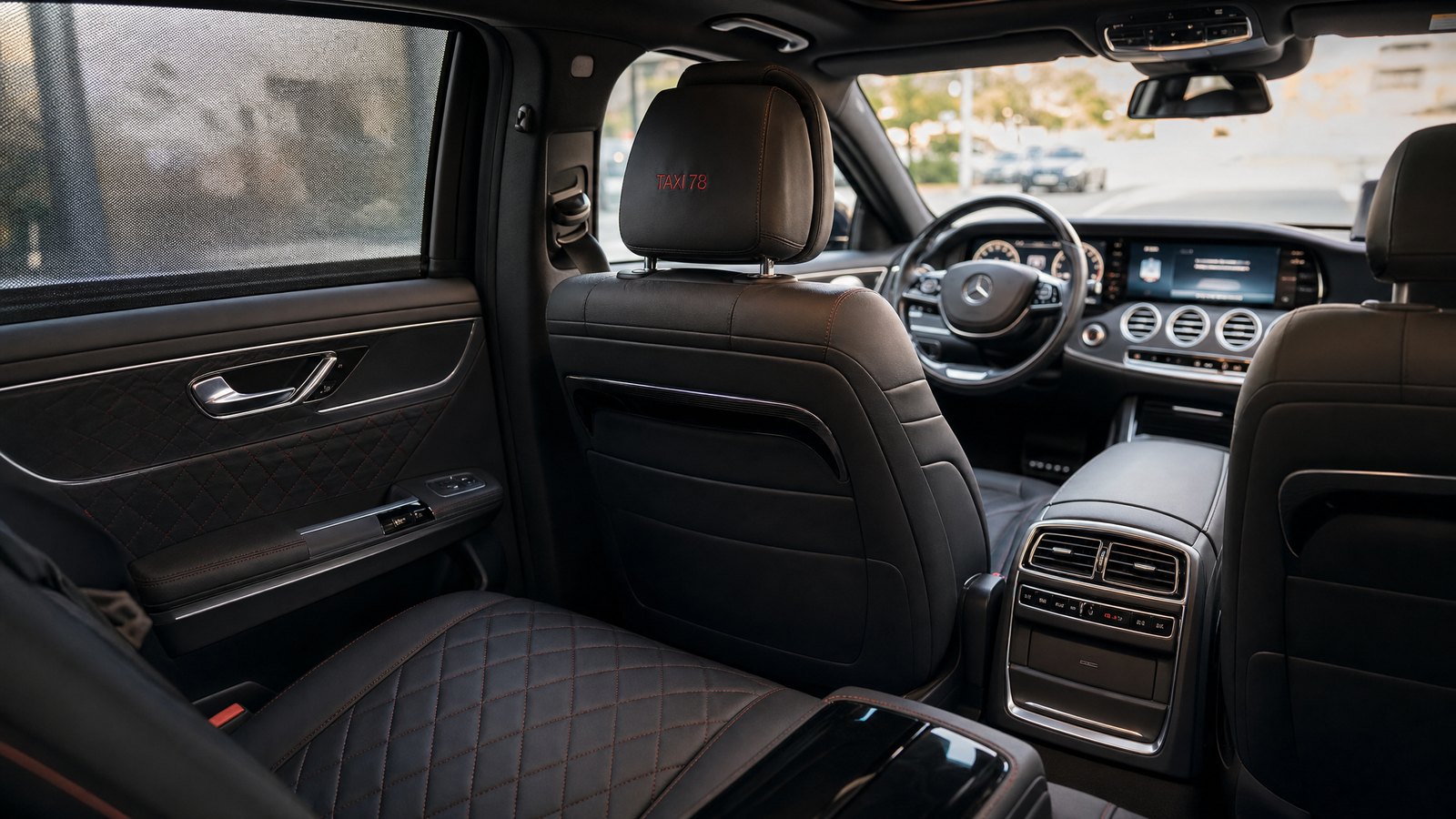 Intérieur cuir premium d'un taxi Mercedes Taxi 78